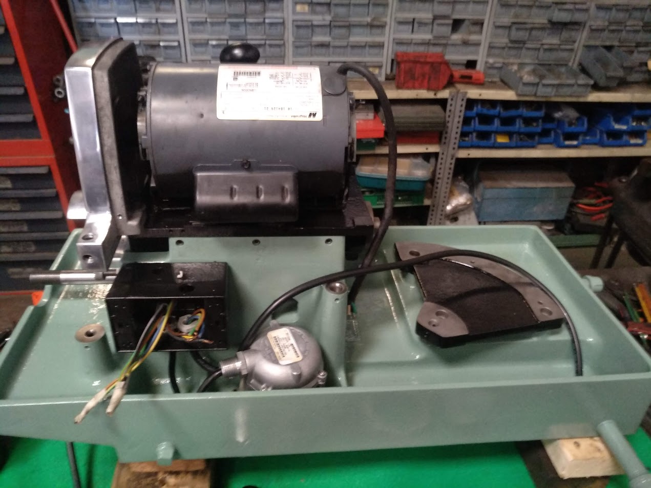 Motor eléctrico desmontado durante una reparación