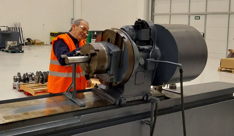 Técnico trabajando en una máquina de rectificado
